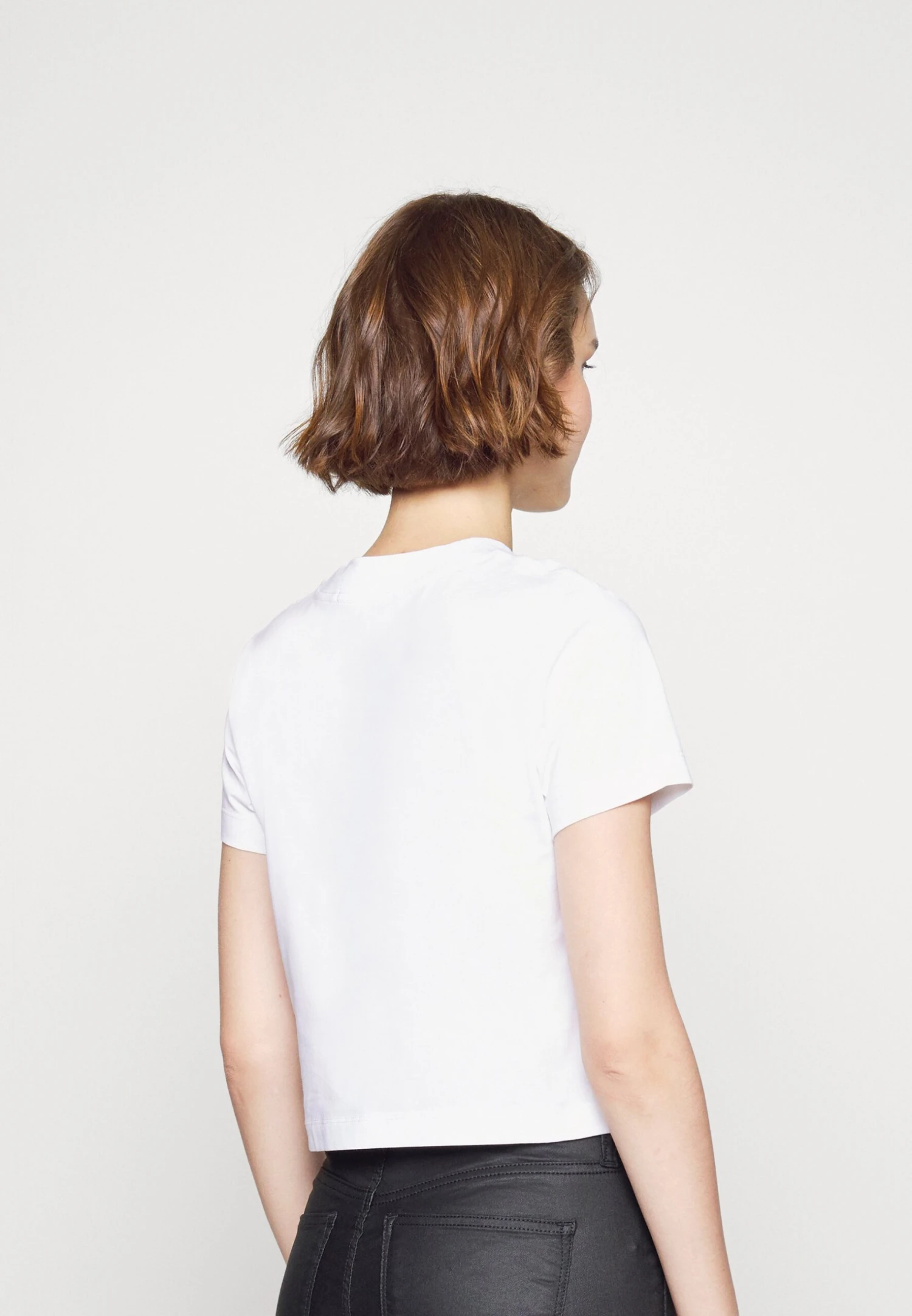 Calvin Klein Jeans Address Logo Baby Tee - T-Shirt Imprimé - Bright White – Image 3