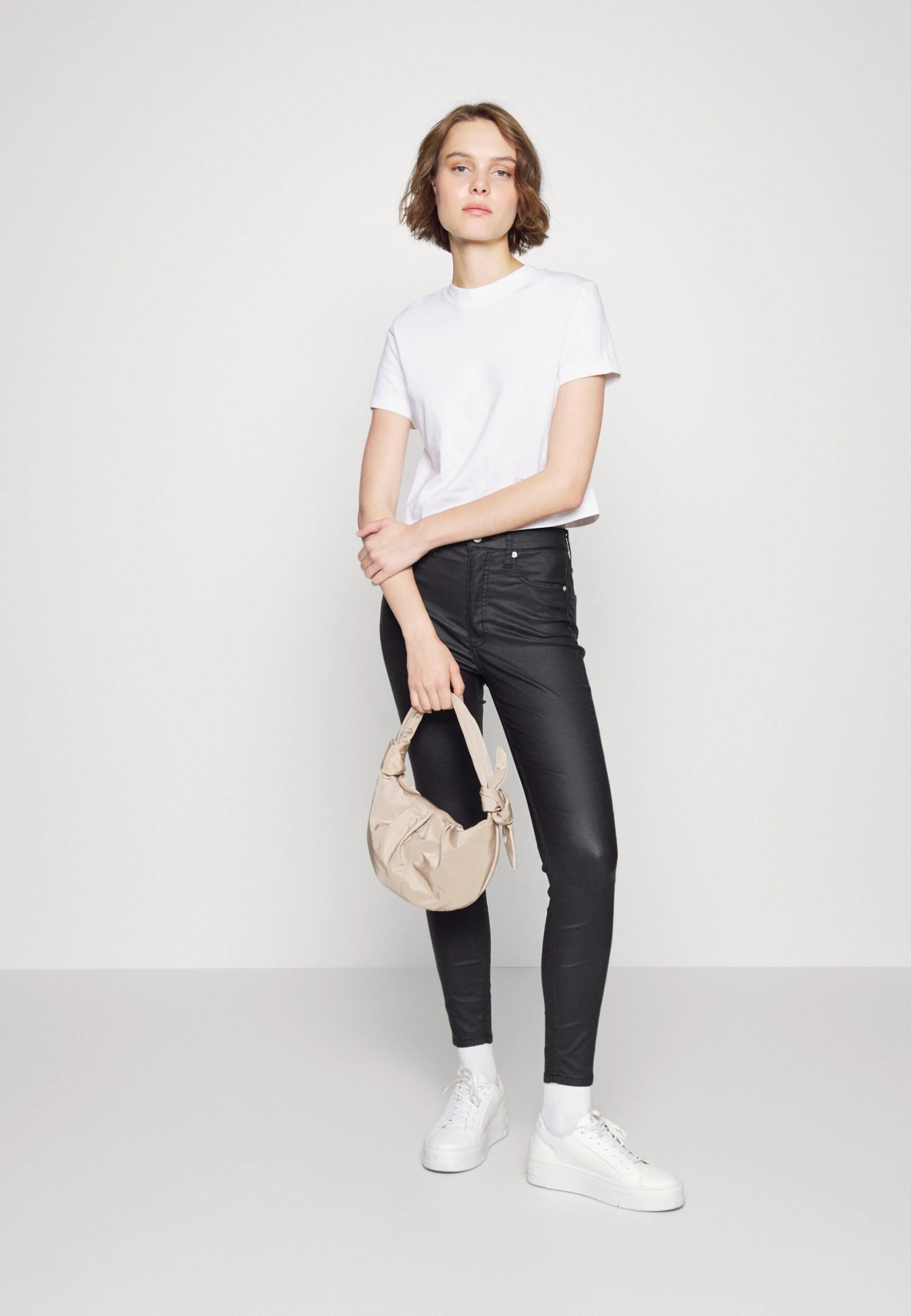 Calvin Klein Jeans Address Logo Baby Tee - T-Shirt Imprimé - Bright White – Image 2