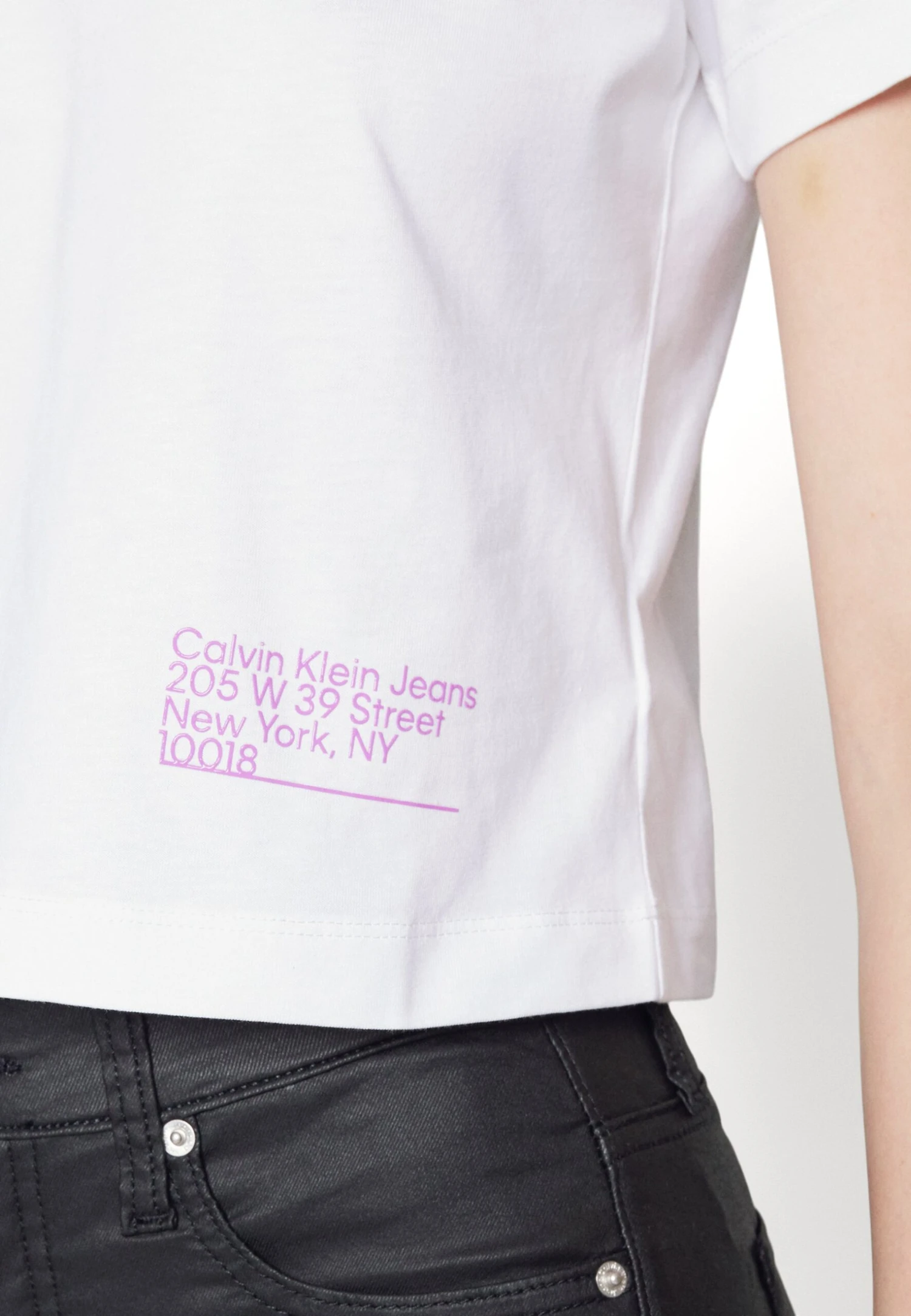 Calvin Klein Jeans Address Logo Baby Tee - T-Shirt Imprimé - Bright White – Image 5